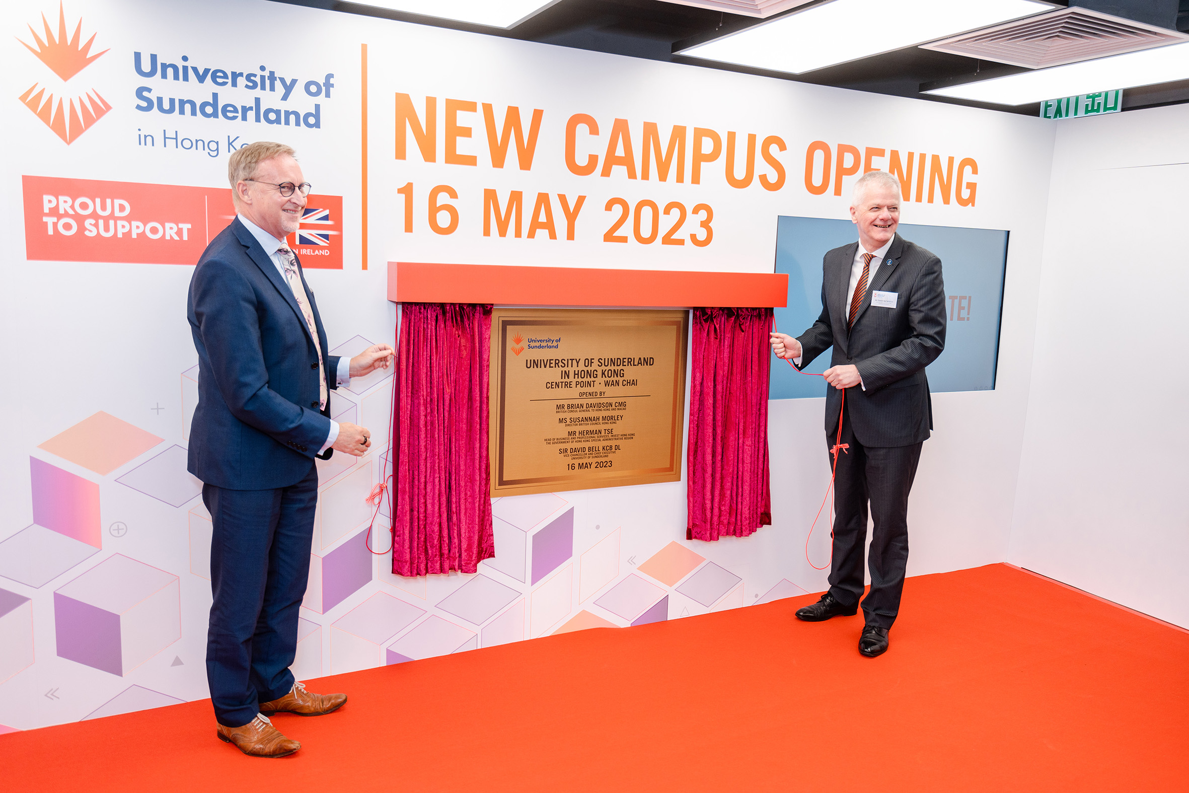 Mr Brian Davidson CMG, British Consul General to Hong Kong & Macao (left) and Sir David Bell KCB DL, Vice-Chancellor and Chief Executive of the University of Sunderland (right) unveiled the plaque for the new campus of University of Sunderland in Hong Kong.