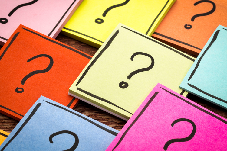 Colorful memo stickers featuring a question mark on the desk.