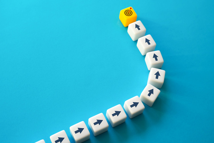White cubes with arrows lead to a yellow cube marked with a target symbol.